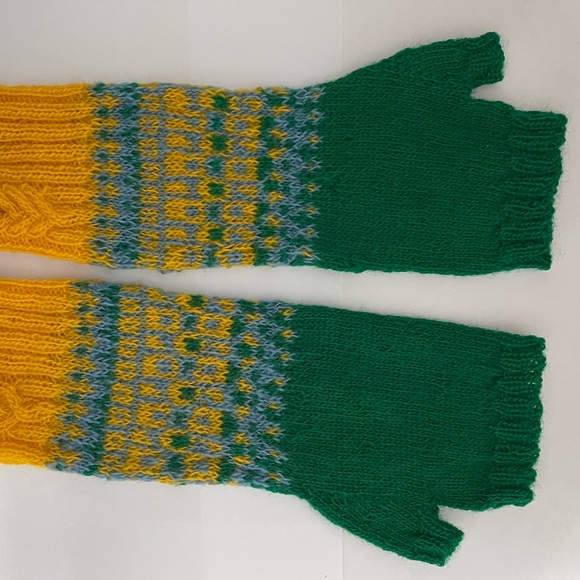 Dee’s Loominary, hand knitted, wool blend fingerless gloves. - Picture 2 of 3
